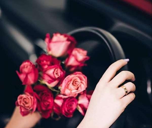 ژست عکس دسته گل