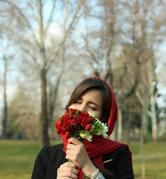 ژست عکس دسته گل