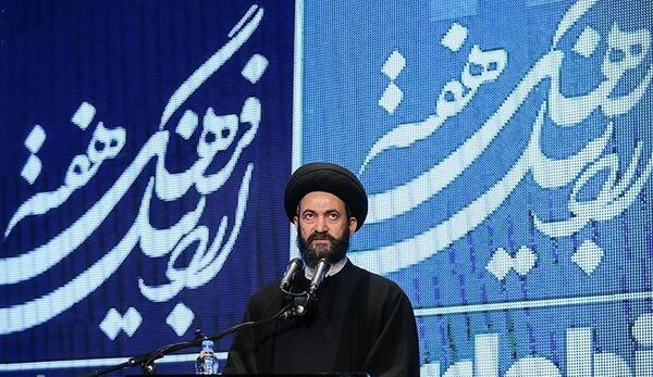 عکس امام علی که در خیبر را کند