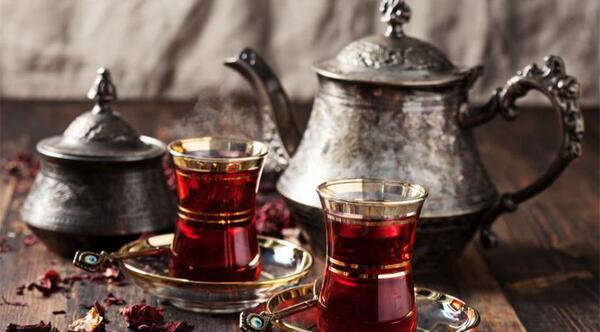 عکس چای و قوری در طبیعت