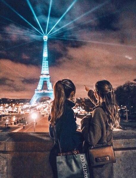 عکس دختر زیبا در کنار برج میلاد