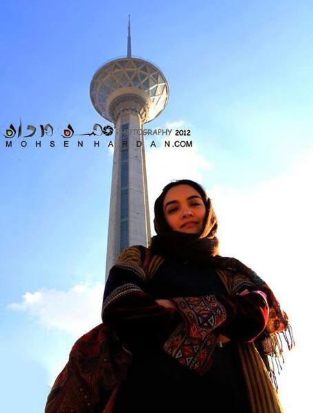 عکس دختر زیبا در کنار برج میلاد