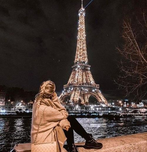 عکس دختر زیبا در کنار برج میلاد
