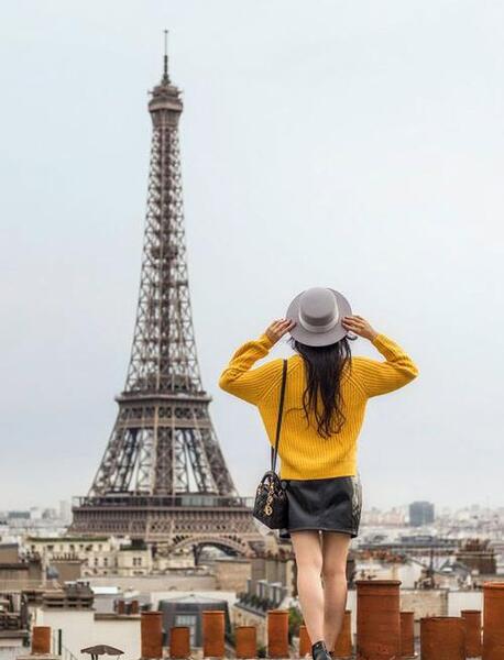 عکس دختر زیبا در کنار برج میلاد