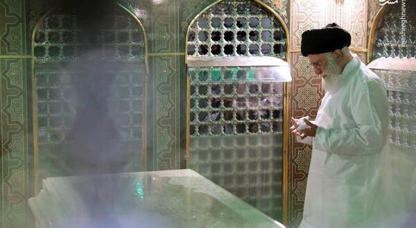 عکس رهبر کنار ضریح امام رضا