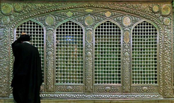 عکس رهبر کنار ضریح امام رضا