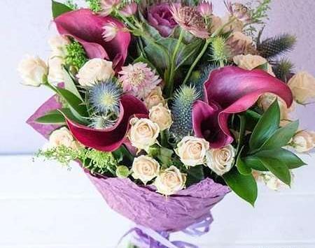 عکس دسته گل هدیه دادن