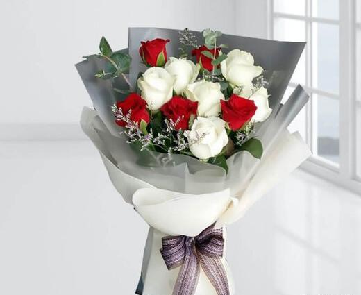 عکس دسته گل هدیه دادن