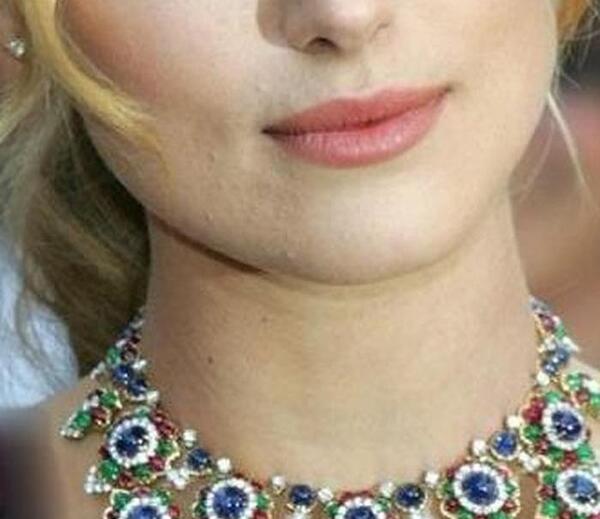 عکس گردنبند ثریا اسفندیاری