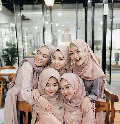 عکس با حجاب دوستانه