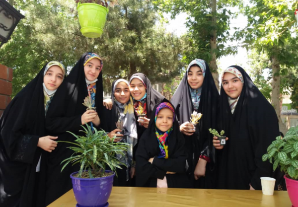 عکس با حجاب دوستانه