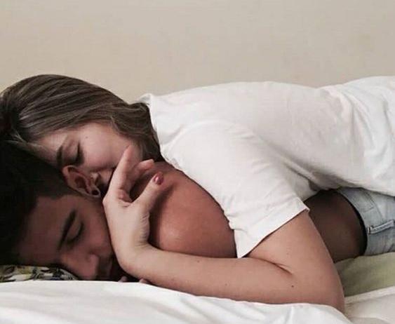 عکس نوشته عاشقانه روی تخت خواب