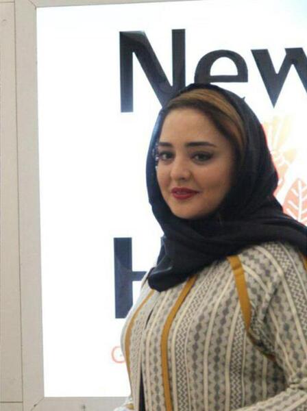 عکس با حجاب نرگس محمدی