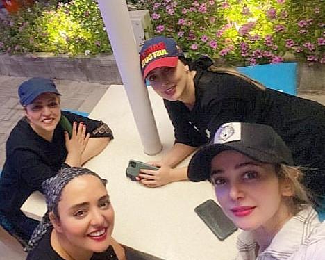 عکس با حجاب نرگس محمدی