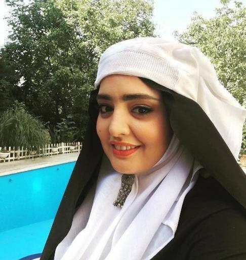 عکس با حجاب نرگس محمدی